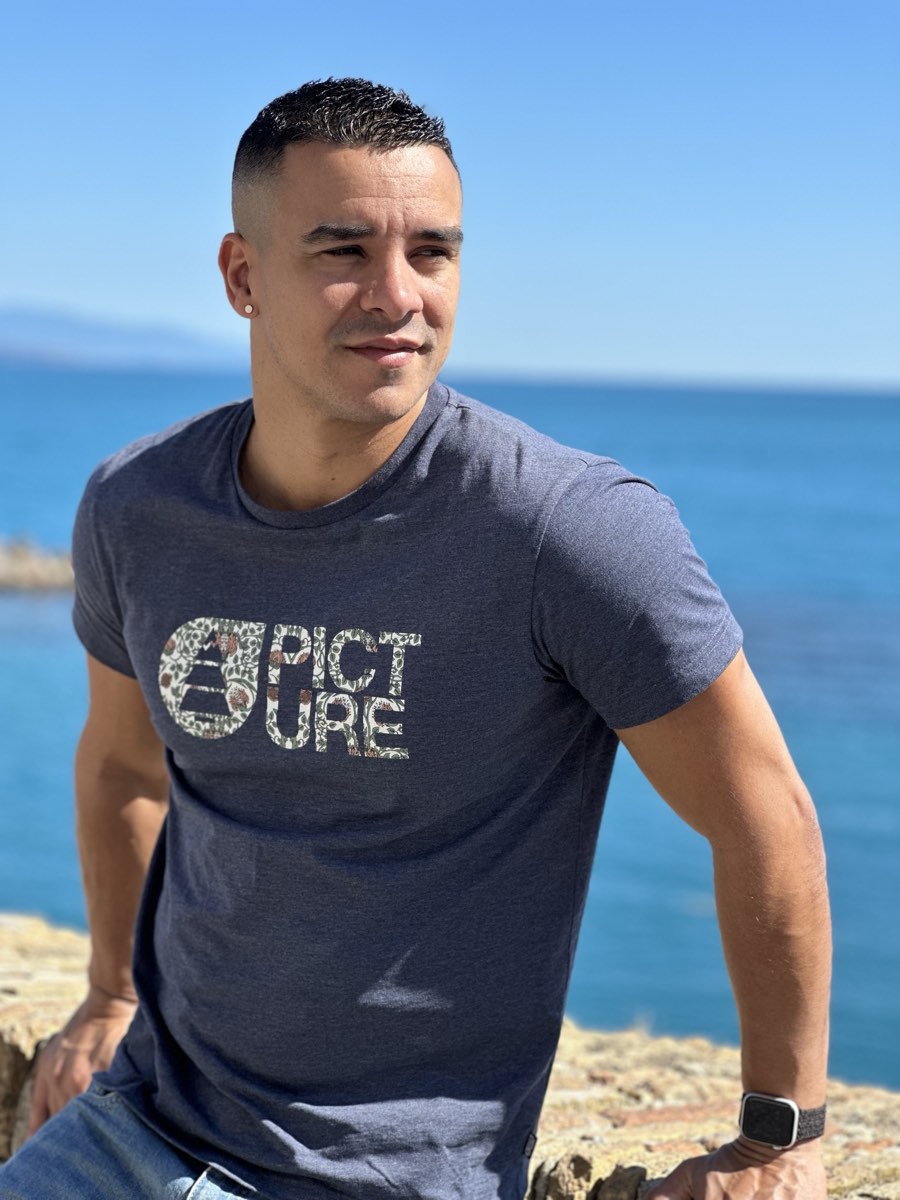 Laurent Gilly sur les remparts d'Antibes, la Méditerranée en arrière-plan
